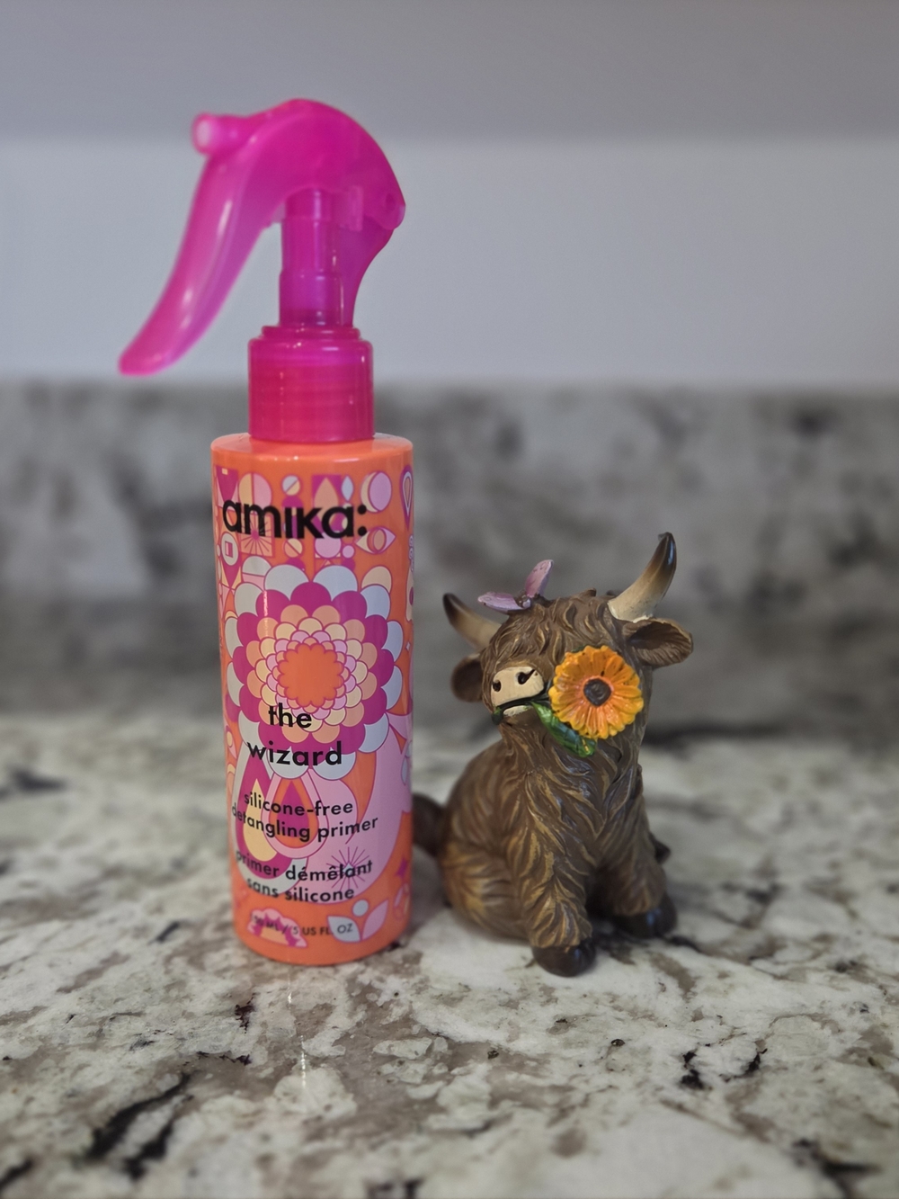 amika The Wizard Silicone-Free Detangling Primer Spray in Pink